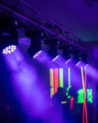 Paquete completo de fiesta glow con luz negra en CDMX