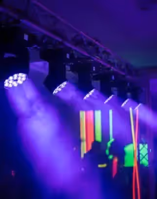 Fiesta neón con pista fluorescente y luz negra profesional