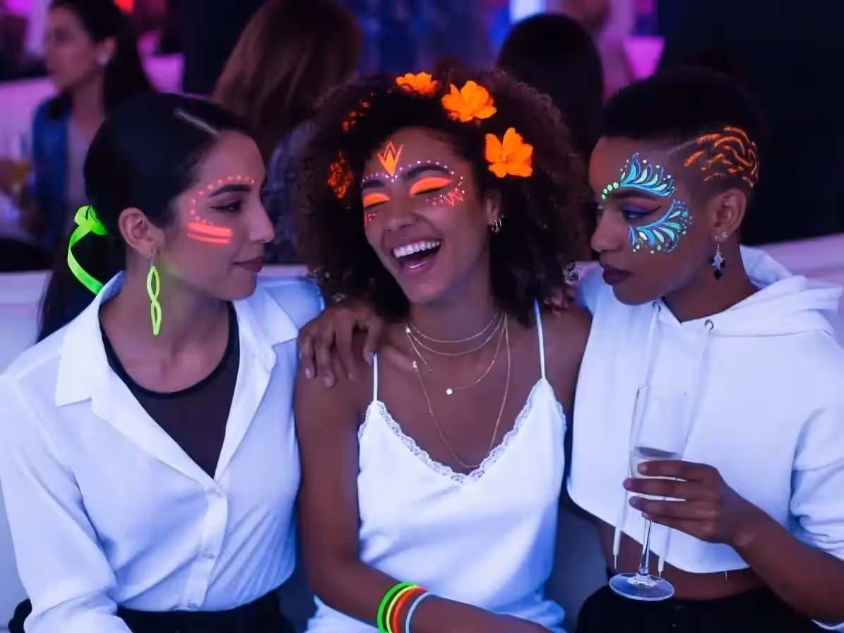 Body paint y maquillaje fluorescente que brilla bajo luz negra UV