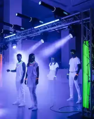Pintura fluorescente UV en fiesta neón