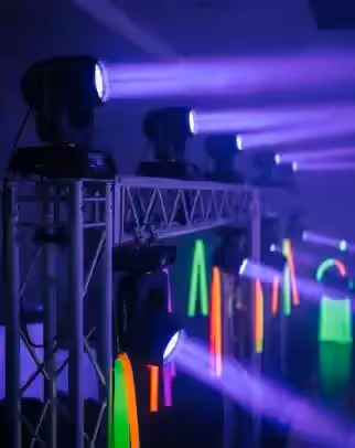 Luz negra en antro y discoteca