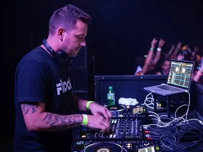 Luz negra portatil compacta para bodas modernas