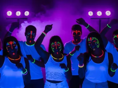 Pista neon iluminada con luz negra