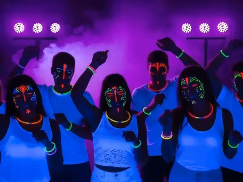 Pista neón iluminada con luz negra UV