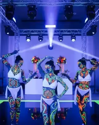 Barras de luz negra LED cubriendo una pista de baile