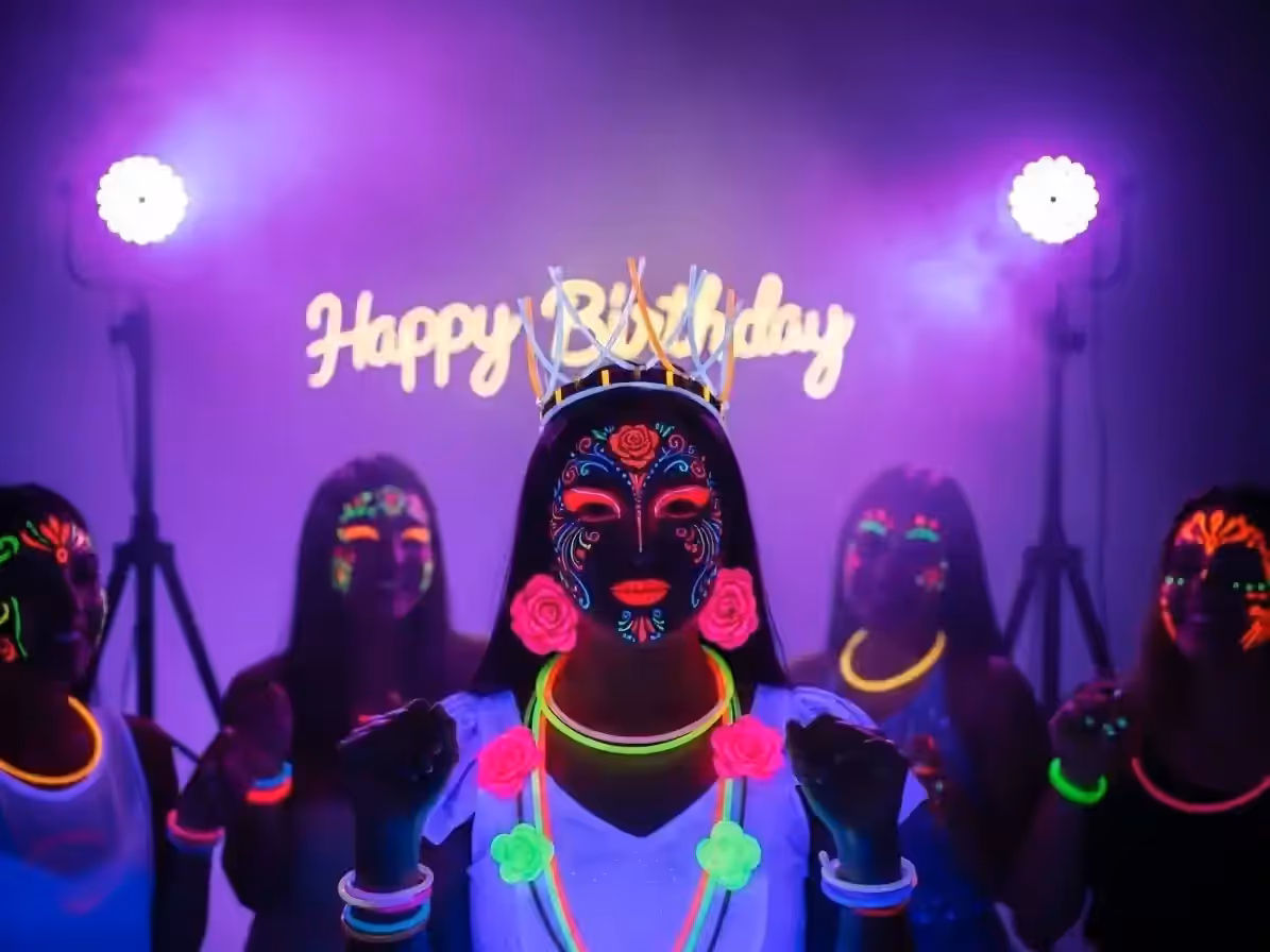 Salón pequeño iluminado con luz ultravioleta