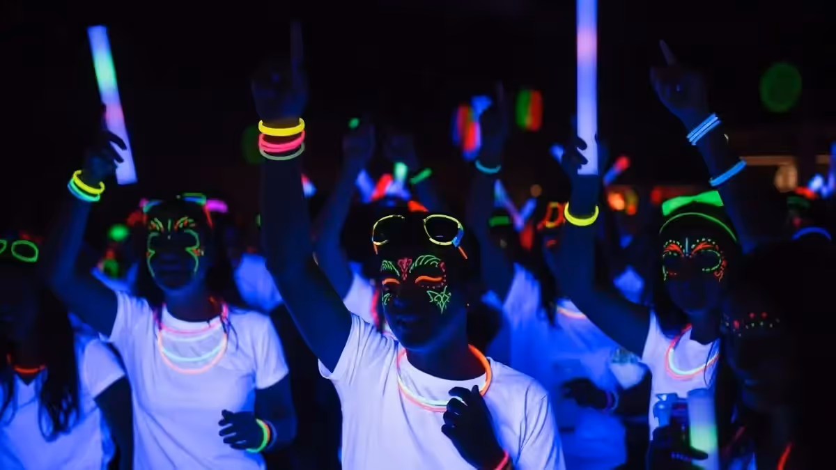 Fiesta glow con accesorios fluorescentes UV