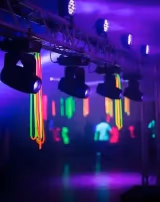 Fiesta neón infantil con accesorios fluorescentes y luz negra