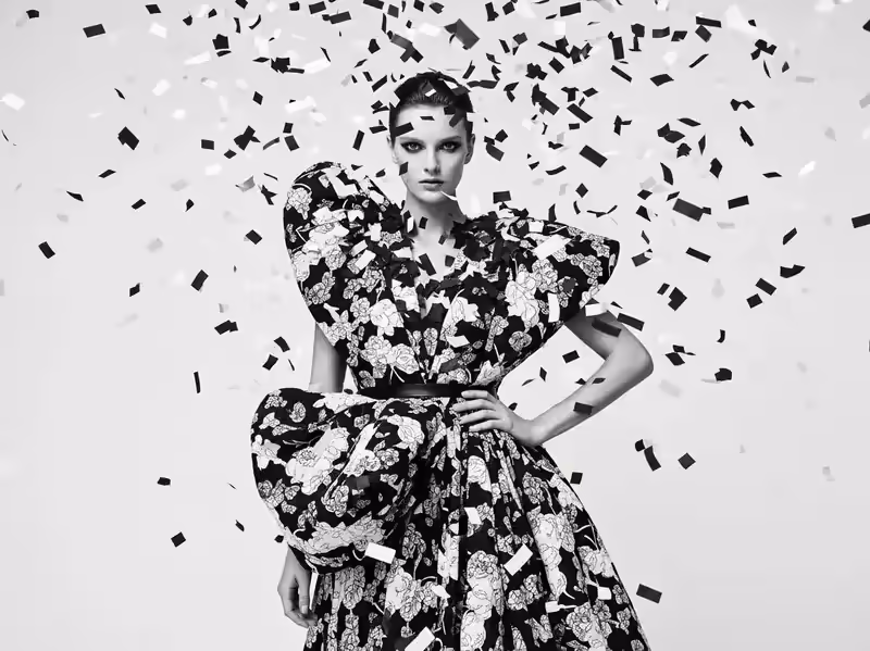 Confeti blanco y negro en pasarela de moda