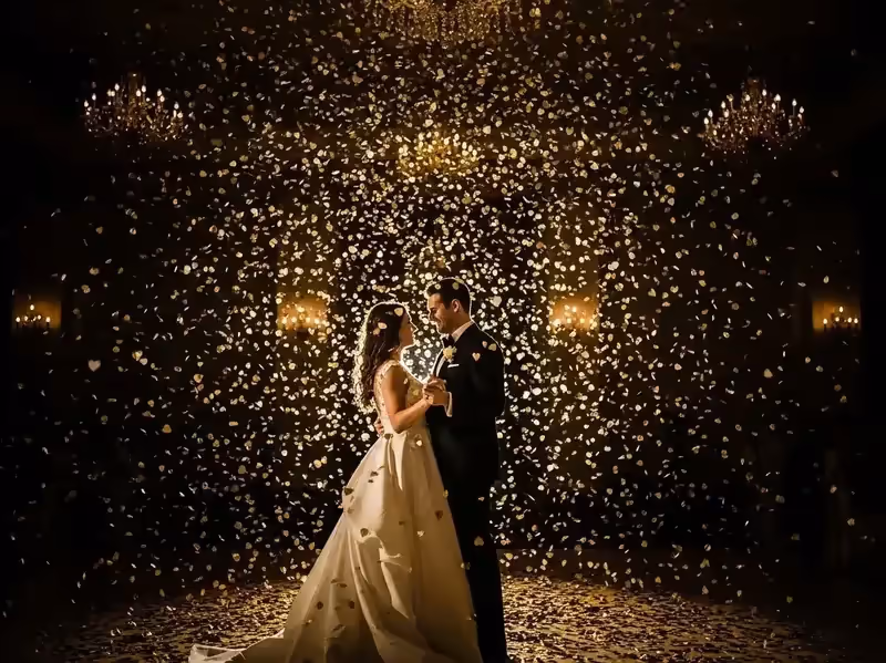Confeti dorado cayendo en el primer baile de los novios