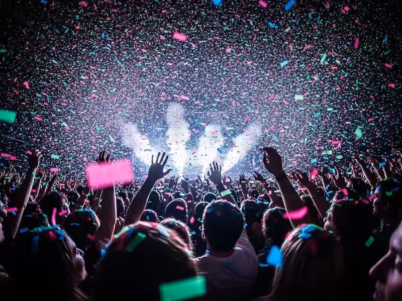 Explosión de confeti sobre la multitud en concierto