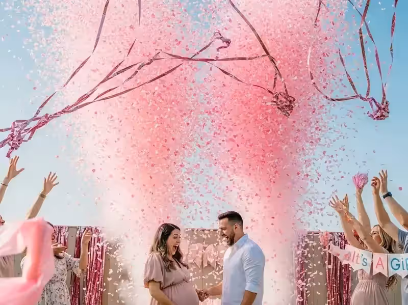 Explosión de confeti rosa en gender reveal de niña