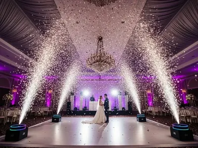 Renta de máquina de confeti para bodas - Lluvia de papelitos con chispas frías y candelabro CDMX