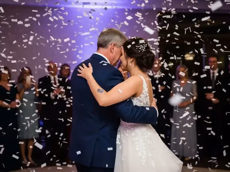 Confeti en el baile de padre e hija en la recepción
