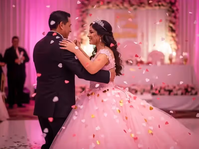 Máquina de confeti en baile de padre con quinceañera