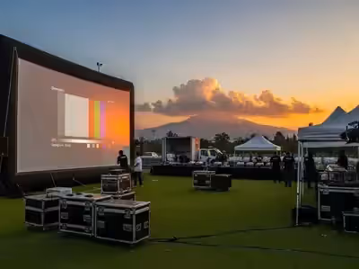 Niños viendo película en pantalla inflable durante fiesta infantil
