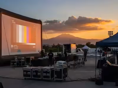 Pantalla gigante inflable con visuales en concierto