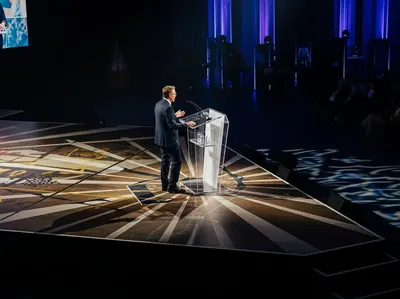 Evento de gala con podium acrílico y proyección artística en escenario CDMX