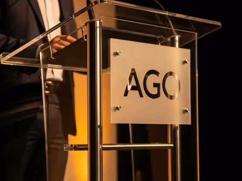 Detalle de podium de acrílico con logotipo corporativo personalizado