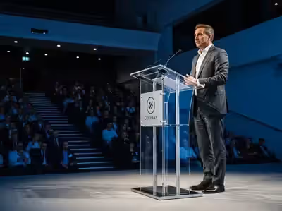 Podium de acrílico transparente con columna metálica profesional