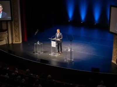 Teatro con podium acrílico y pantallas laterales iluminación azul CDMX