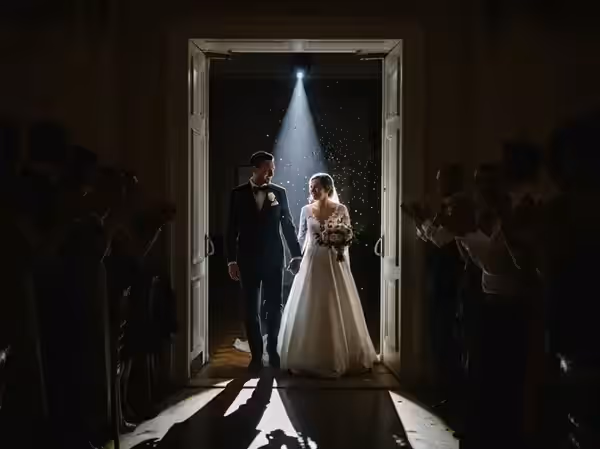 Entrada de novios con confeti y seguidor de luz
