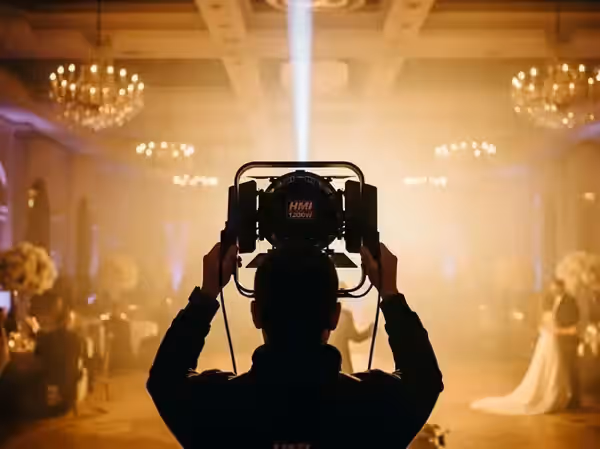 Vals de boda seguido por el haz en un salón con candelabros encendidos