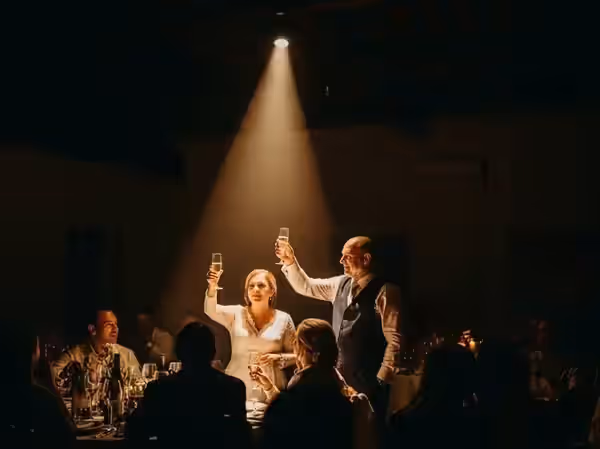 Brindis con el haz abierto sobre quien toma el micrófono