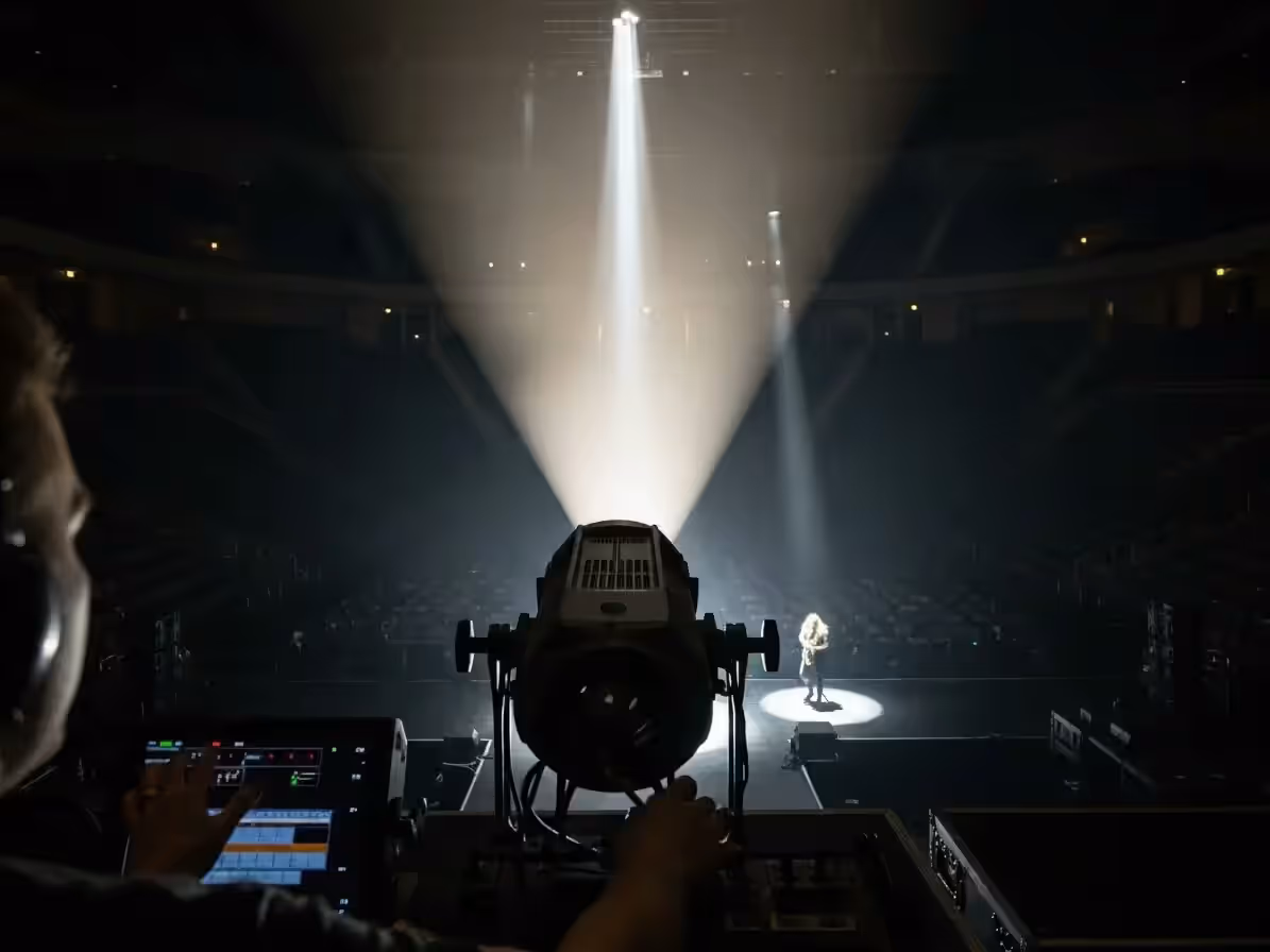 Operador de seguidor en consola durante una producción de arena