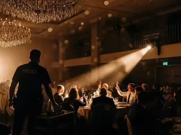 Brindis de gala sostenido por el haz principal y el de relleno