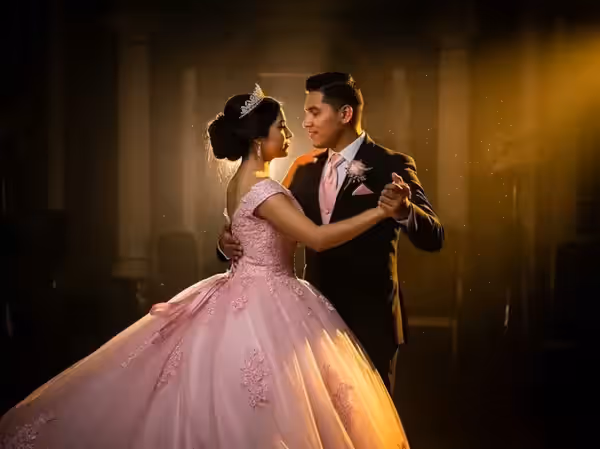 Vals de quinceañera con su chambelán dentro del círculo de luz
