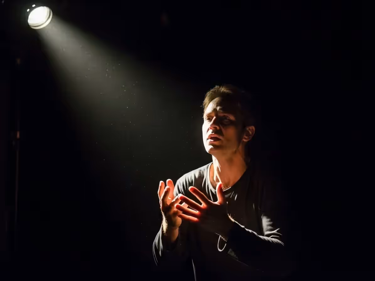 Rostro de actor con volumen sostenido por dos haces de seguidor