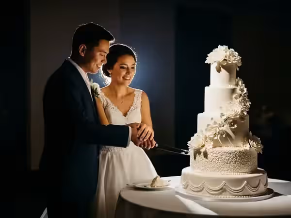 Corte de pastel de los novios iluminado con seguidor de 1200 W