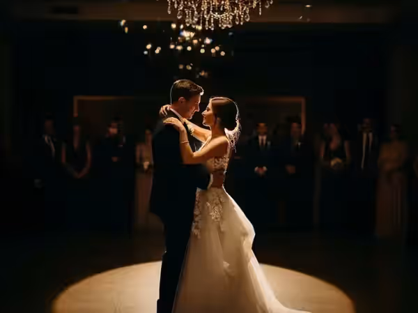 Salón amplio de boda con invitados alrededor y el haz llegando al centro
