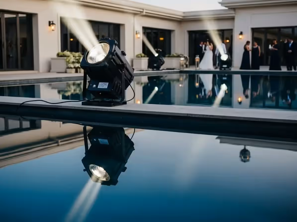 Luces antiaéreas en boda con terraza y alberca
