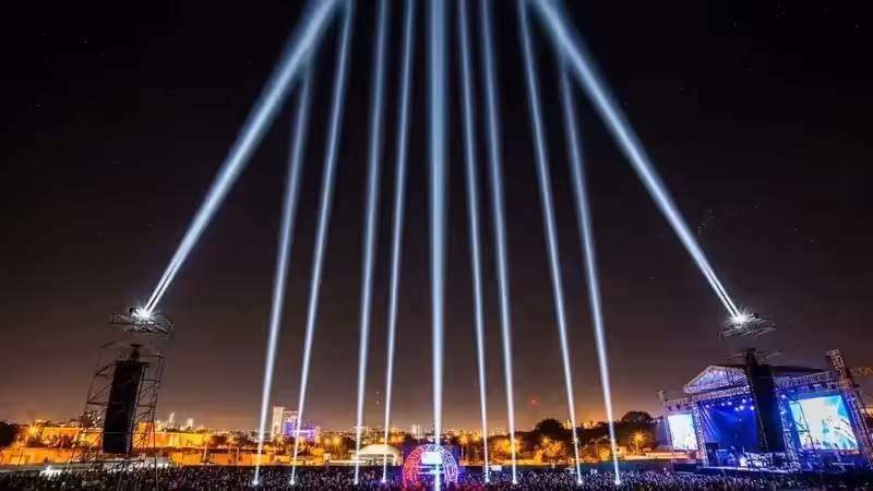 Sky tracker con haces de luz en evento masivo en CDMX