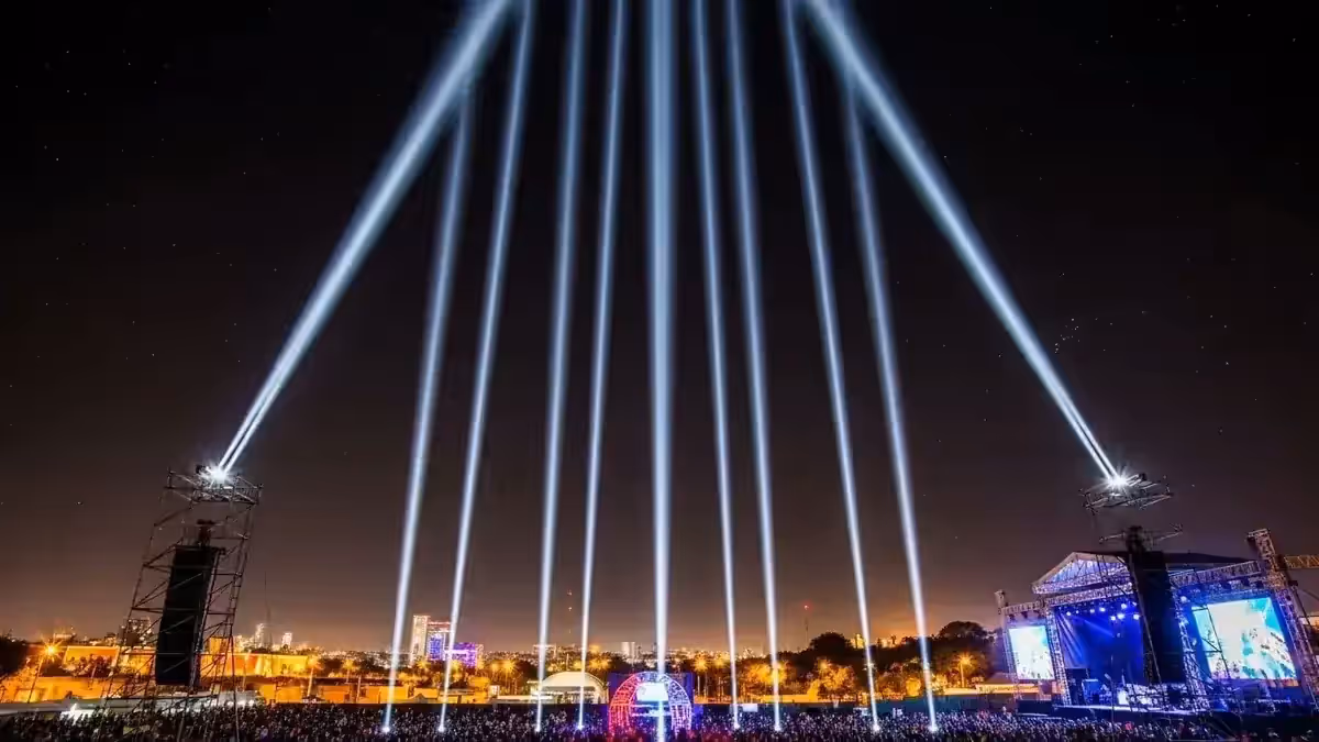 Sky tracker iluminando el cielo en evento nocturno CDMX