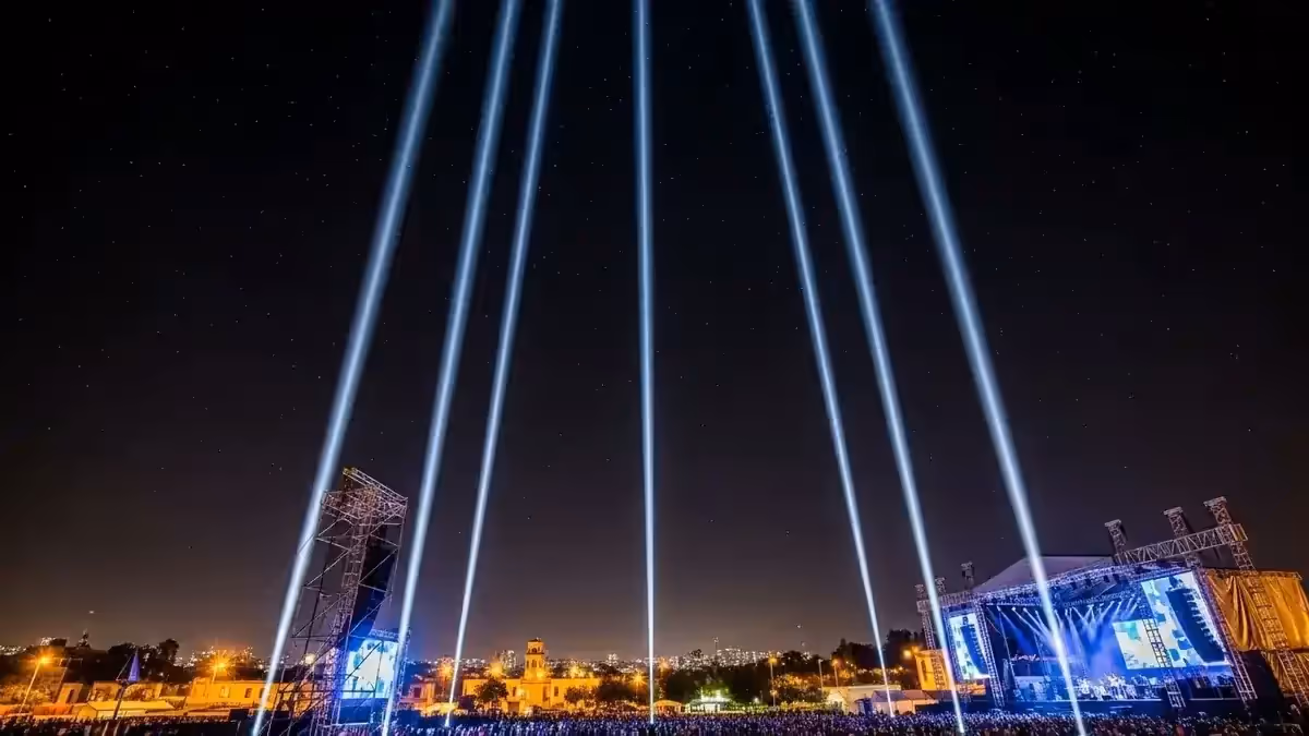 Cuatro haces de sky tracker en evento masivo nocturno