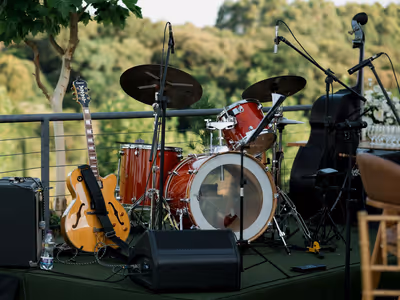 Instrumentos y bocinas sobre escenario exterior
