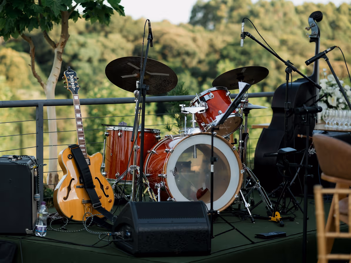 Instrumentos y bocinas sobre escenario exterior