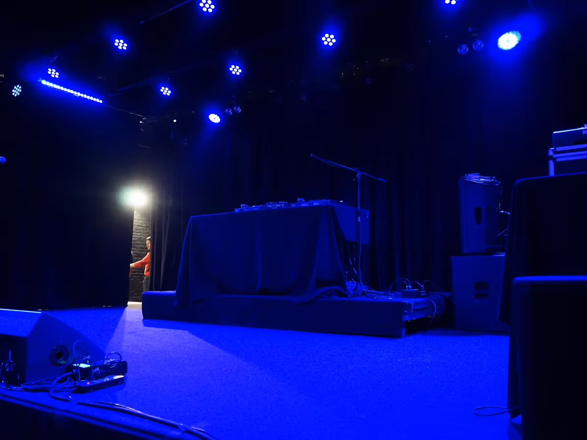 Escenario vacío con instrumentos bajo luces azules