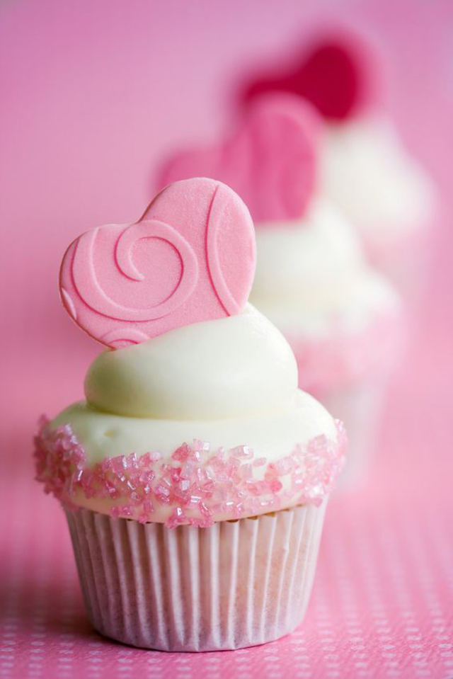 Cupcakes decorados con corazones de fondant y azúcar rosa